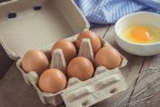 Eierschachtel Eine mit 6 braunen Eier gefüllte Eierschachtel